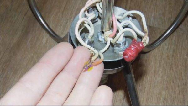 Comment connecter un lustre à un interrupteur à deux gangs: instructions étape par étape