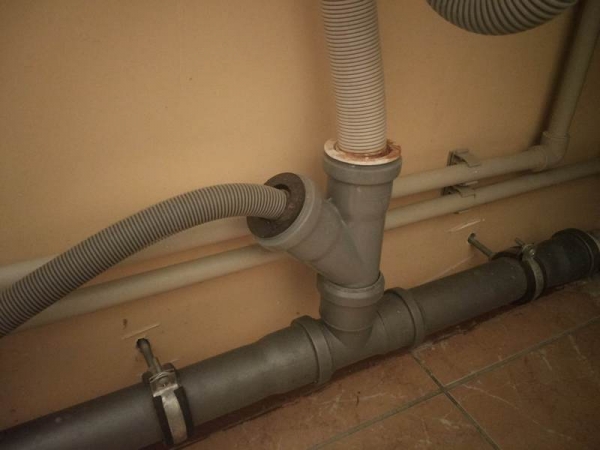 Comment amener le tuyau de vidange de la machine à laver dans un égout séparé des pneus?