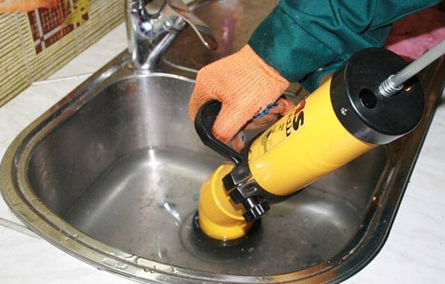 Pourquoi l'égout se bouche-t-il et comment pouvez-vous éliminer le blocage de vos propres mains ?