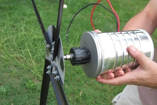 Comment fabriquer une éolienne de vos propres mains: un aperçu de la technologie d'assemblage de 2 modèles différents