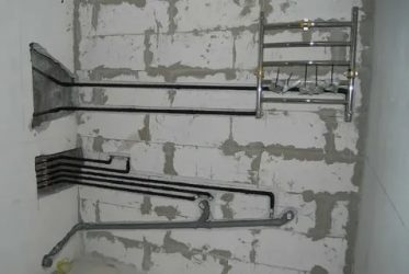 Transférer un sèche-serviettes dans la salle de bain sur un autre mur (vidéo)