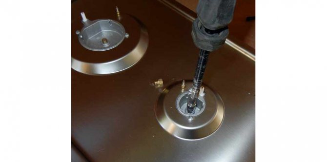 Pourquoi une cuisinière à gaz fume-t-elle dans un appartement et dans une maison de campagne - causes et leur élimination