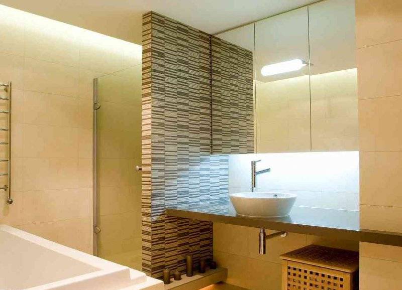 Comment cacher les tuyaux dans la salle de bain: un aperçu des meilleures façons de masquer le pipeline