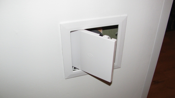 Trappes de plomberie de révision pour la salle de bain et les toilettes: types, règles de placement, caractéristiques de montage