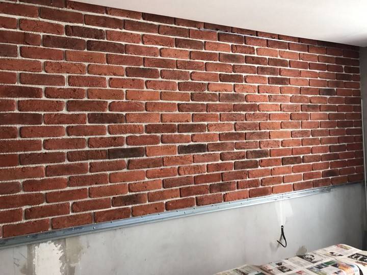 Comment faire une imitation d'un mur de briques de vos propres mains: des moyens pratiques