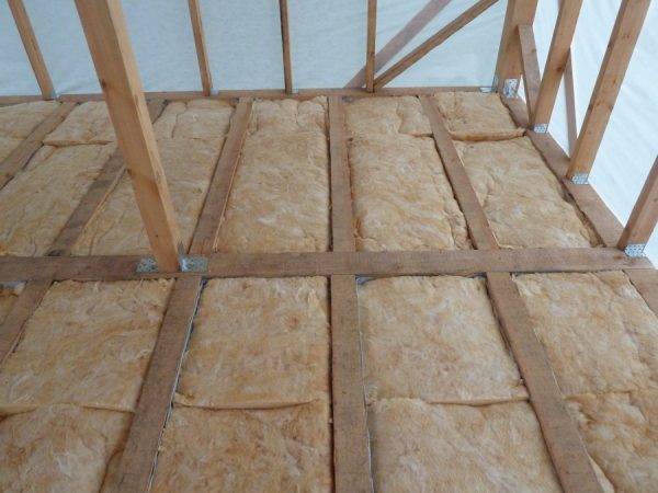 Isolation du sol dans une maison en bois : matériaux pour l'isolation thermique + conseils pour choisir un radiateur