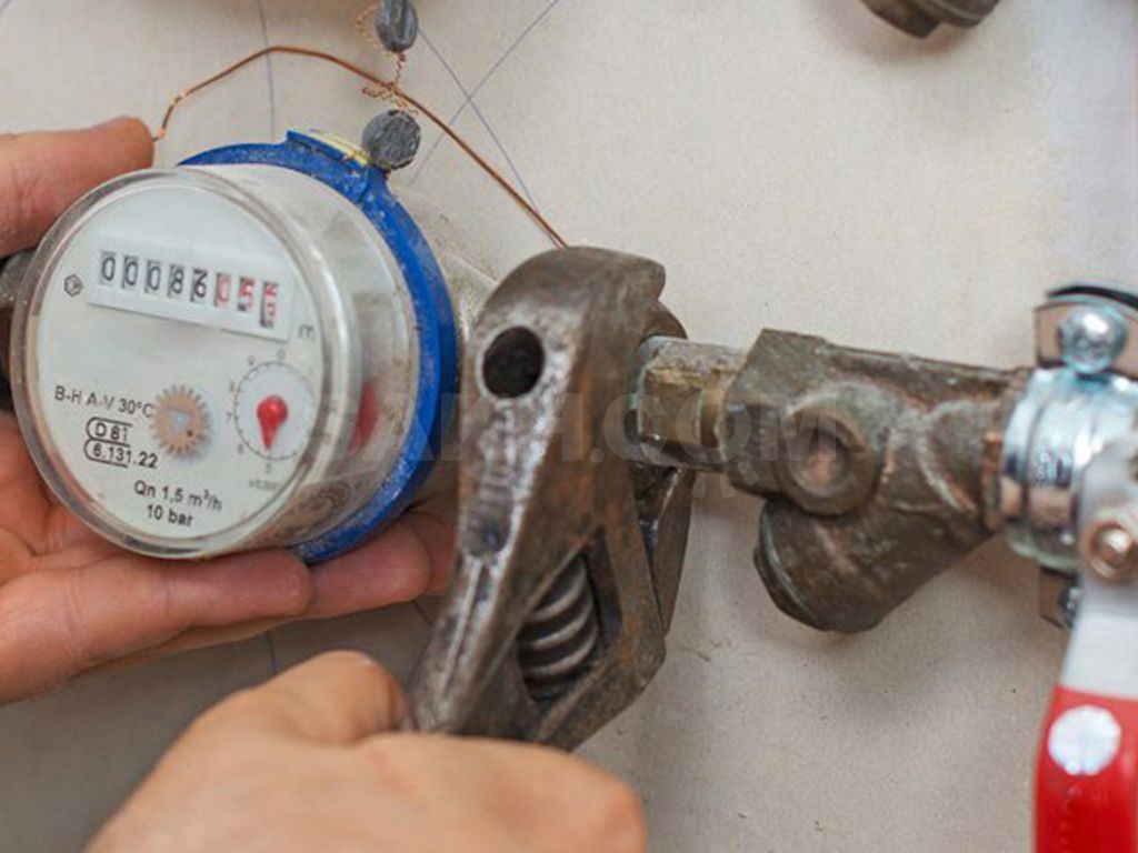 Installation de compteurs d'eau à faire soi-même dans un appartement ou une maison privée: comment l'installer correctement soi-même, ainsi que quels appareils choisir pour l'eau chaude et l'eau froide