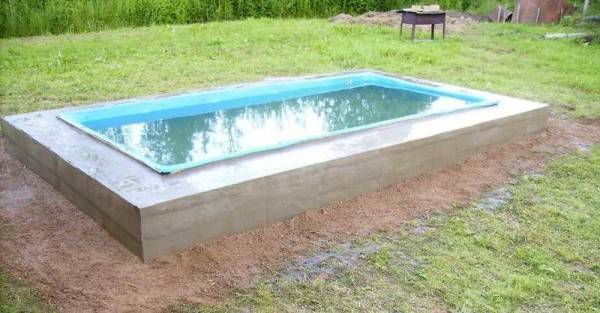 Comment faire une piscine dans le pays de vos propres mains: les meilleures options et master classes