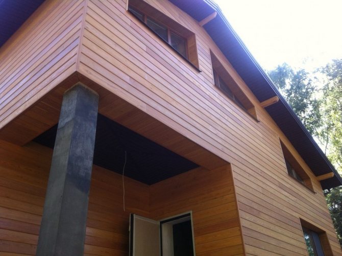 Ce qui peut être gainé à peu de frais à l'intérieur des murs d'une maison en bois: 6 bonnes options