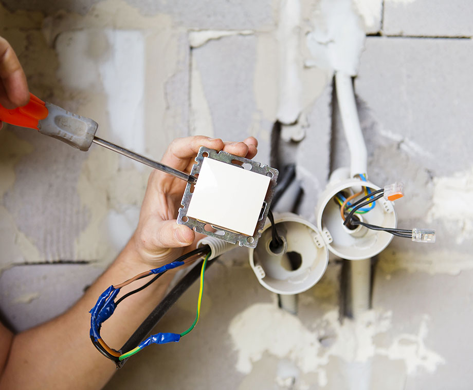 Comment placer correctement et facilement les prises et les interrupteurs dans l'appartement