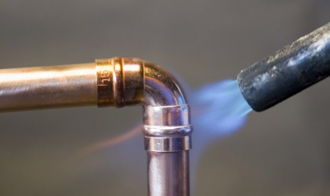 Tuyaux d'incendie, d'eau et de cuivre : caractéristiques du travail avec des tuyaux et des raccords en cuivre