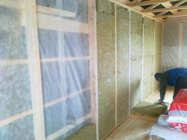 Comment isoler un appartement froid de l'intérieur : matériaux adaptés + notice de pose