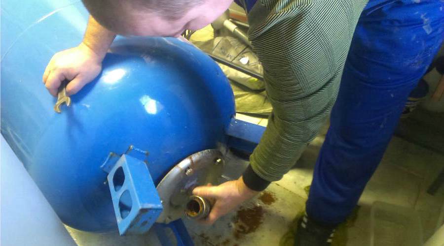 Le principe de fonctionnement de l'accumulateur hydraulique. qu'est-ce que c'est et pourquoi avez-vous besoin d'un accumulateur hydraulique pour les systèmes d'alimentation en eau. causes fréquentes de pannes. vidéo