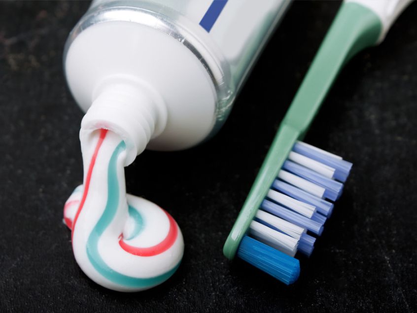 Méthodes efficaces pour se brosser les dents sans brosse ni pâte
