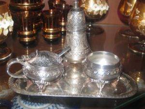 Qu'est-ce qui peut et ne peut pas être lavé au lave-vaisselle: caractéristiques du lavage de la vaisselle à partir de différents matériaux