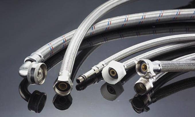 Peut-il y avoir différentes tailles de raccords et d'écrous pour les tuyaux flexibles