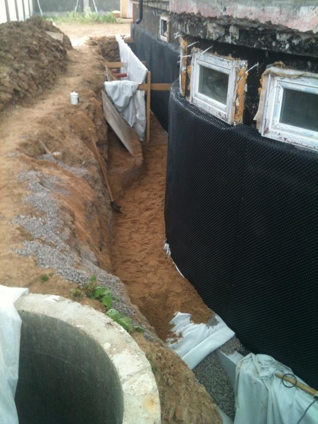 Comment organiser le drainage autour de la maison?