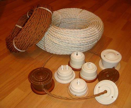 Câblage rétro ouvert dans une maison en bois: élégant et insolite