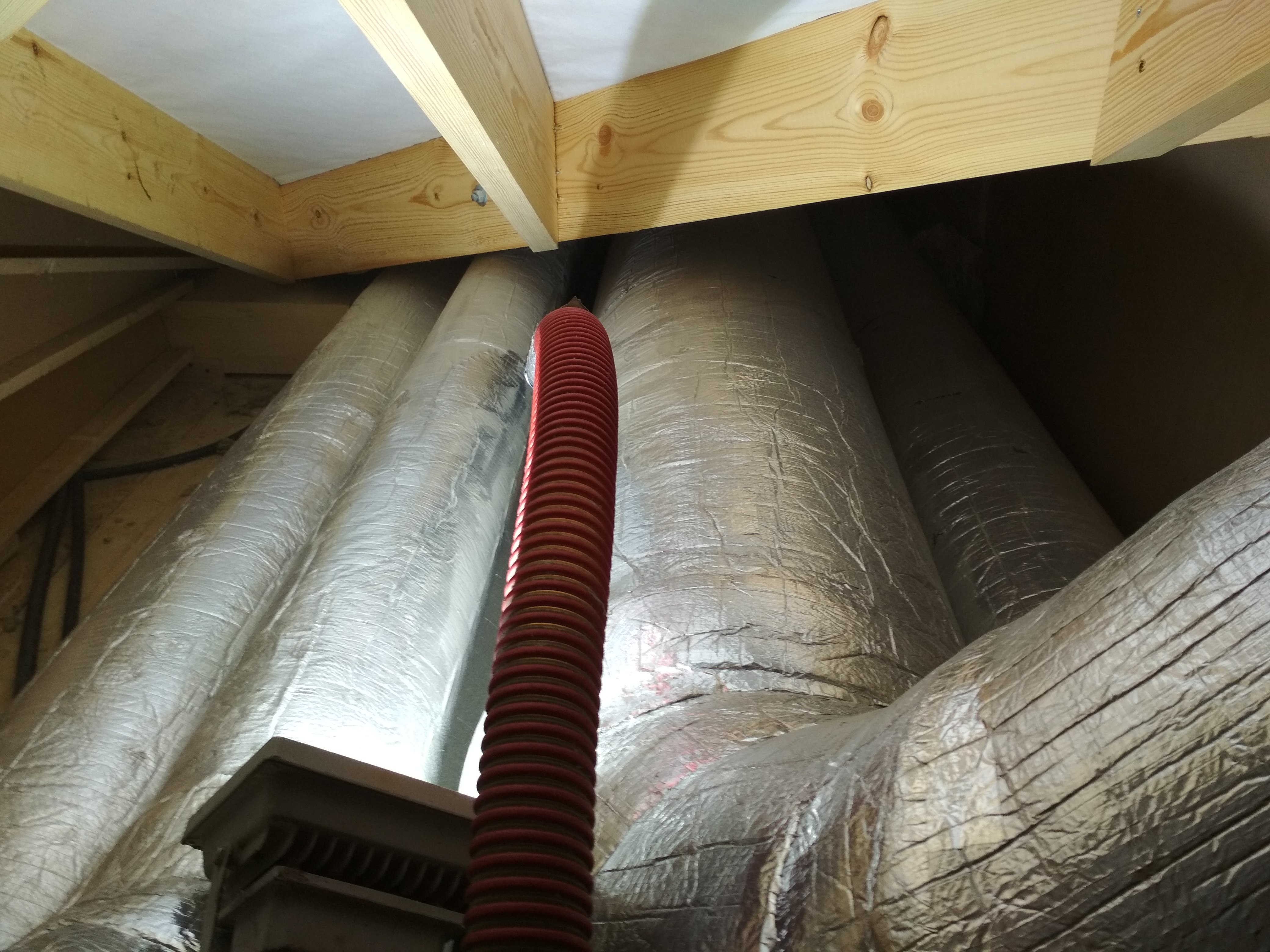 Comment isoler la ventilation dans un grenier froid: règles et procédures d'isolation des tuyaux