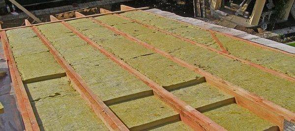 Isolation du sol dans une maison en bois : matériaux pour l'isolation thermique + conseils pour choisir un radiateur