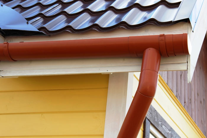 Quelle gouttière est la meilleure - en plastique ou en métal ? Bilan comparatif