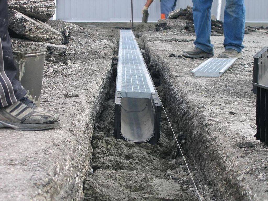 Drainage de site à faire soi-même : technologie pour options en profondeur et en surface
