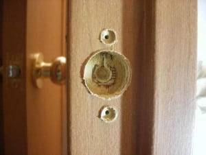 Comment installer indépendamment un loquet dans une porte intérieure: une instruction étape par étape avec une photo