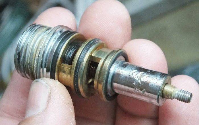 Que faire en cas de fuite d'eau froide d'un mitigeur monocommande