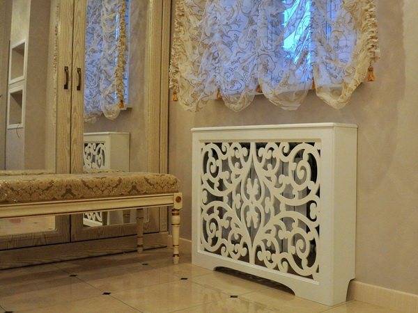 Comment cacher les tuyaux dans la salle de bain: un aperçu des meilleures façons de masquer le pipeline