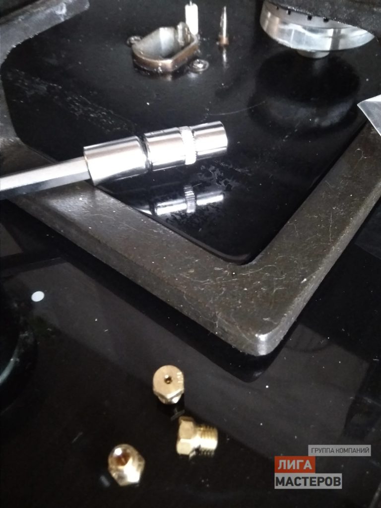 Remplacement des gicleurs pour gaz liquéfié. poêle darina gm241_015 country