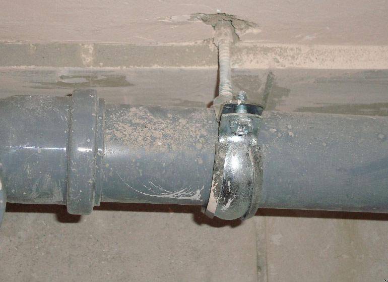 Pourquoi les conduites d'eau de l'appartement bourdonnent-elles lorsque les robinets sont fermés, lorsque le robinet est ouvert