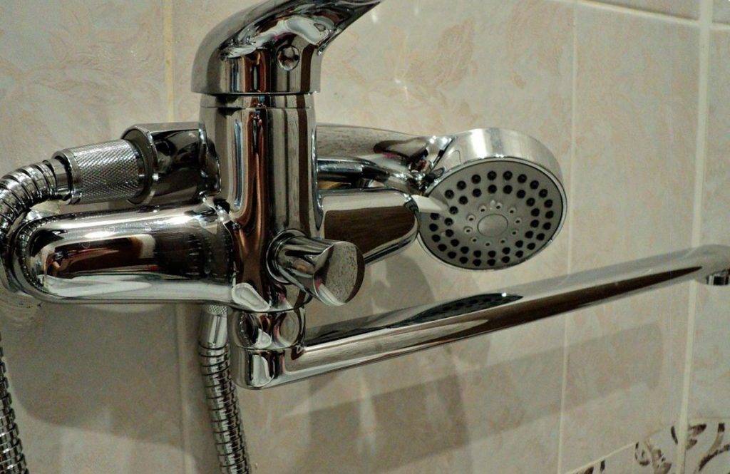 Réparation d'un robinet de bain avec douche de vos propres mains: un appareil à levier unique, comment démonter et réparer un robinet, en quoi consiste le robinet et comment il fonctionne, réparer un tuyau
