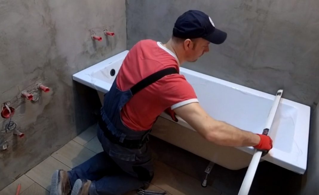 Installer une baignoire en acier de vos propres mains: comment installer sur des pieds, des briques (+ photo vidéo)