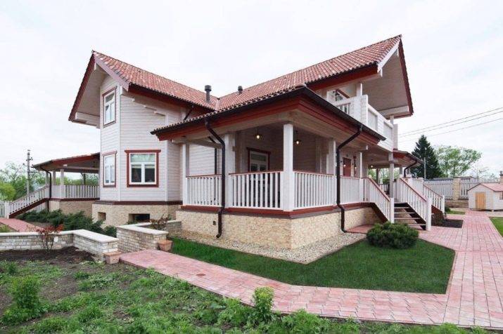 Comment recouvrir une maison en bois de l'extérieur: les meilleurs types de matériaux et leurs technologies d'installation