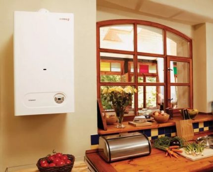 Choisir une chaudière gaz murale double circuit : conseils de conseillers + revue des marques et prix