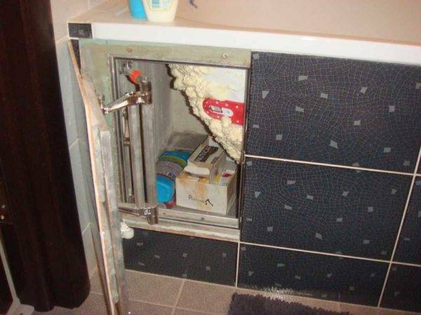 Choisir et installer un écran sous la baignoire de vos propres mains - comment tout faire de manière fonctionnelle et esthétique?