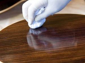 8 remèdes efficaces pour enlever les rayures des meubles