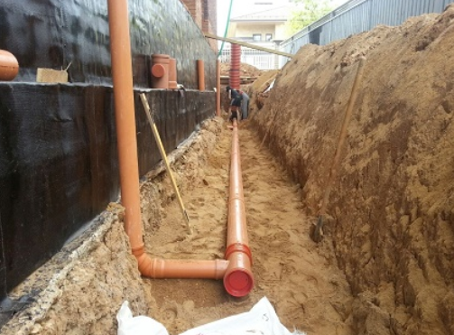Pose de tuyaux de drainage perforés de vos propres mains + aperçu des schémas de drainage possibles