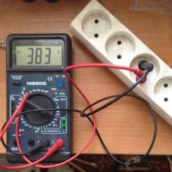 Comment vérifier la tension dans une prise avec un multimètre: règles de mesure