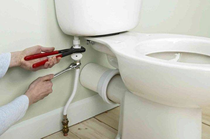 Installer une toilette au sol de vos propres mains et la raccorder à l'égout