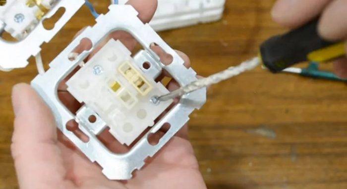 Prise avec interrupteur dans un boîtier : comment connecter une prise avec un interrupteur