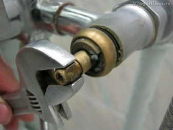 Changer le robinet de la salle de bain