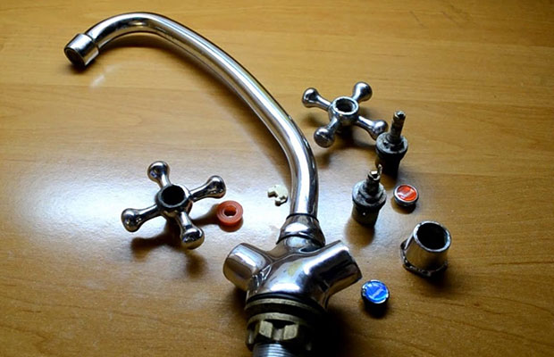 Comment changer le robinet de la cuisine : retirez l'ancien robinet et installez-en un nouveau