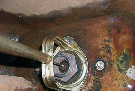 Comment réparer une fuite dans les toilettes : déterminer la cause de la fuite et comment y remédier