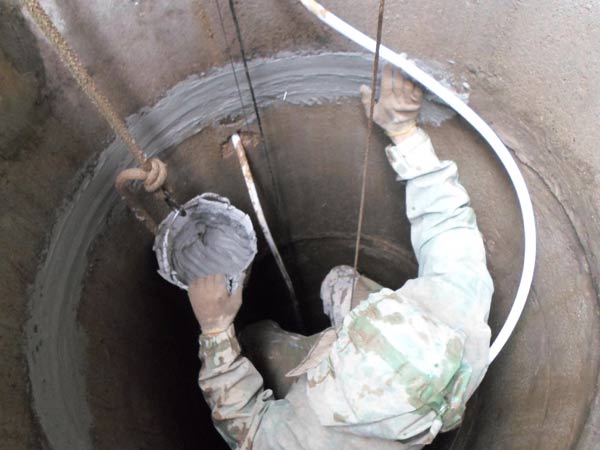 Joint hydraulique pour un puits - moyens de sceller les joints des anneaux en béton armé