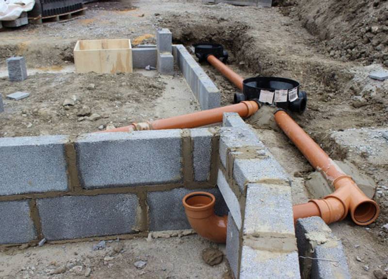 Comment faire de la plomberie dans le pays de vos propres mains: règles de pose, d'installation et d'aménagement