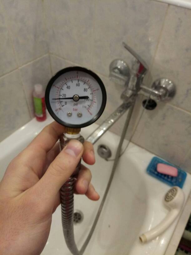 Comment déterminer la pression dans l'alimentation en eau et l'augmenter si elle a baissé?