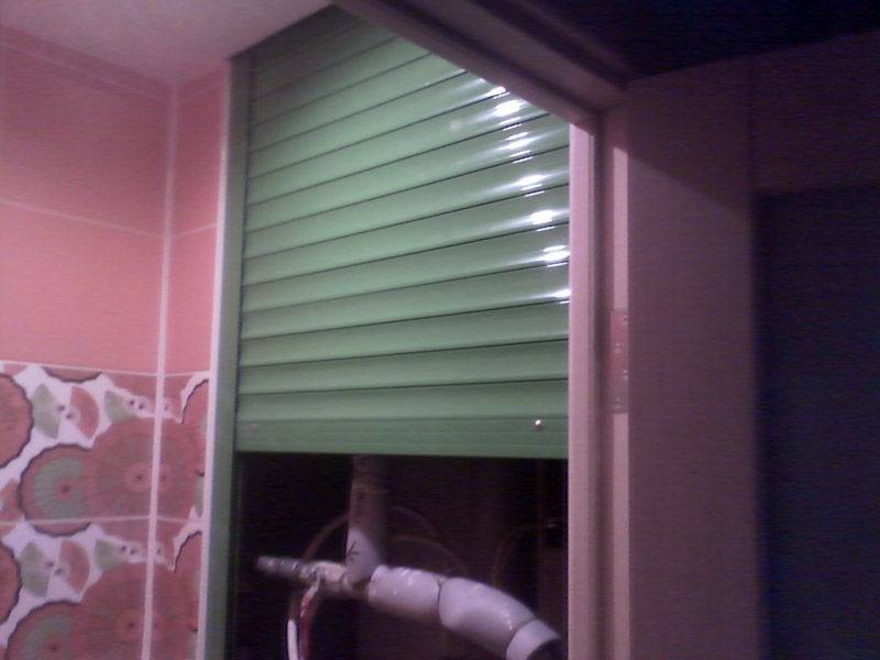 Nous cachons indépendamment le tuyau dans la salle de bain