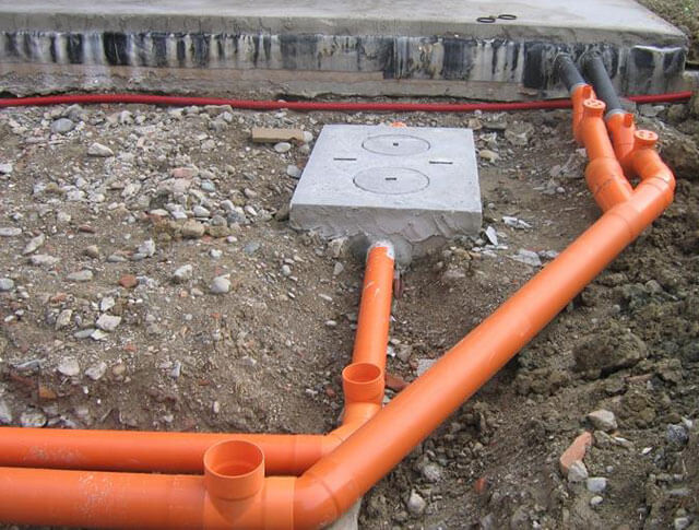 Conduites d'égout en PVC et en PEHD pour les eaux usées extérieures: types, caractéristiques, avantages et inconvénients