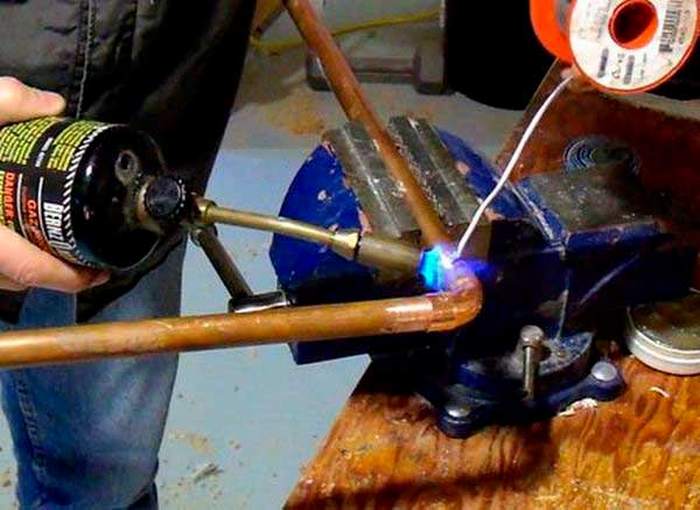 Soudure à faire soi-même de conduites d'eau en cuivre: vidéo et étapes